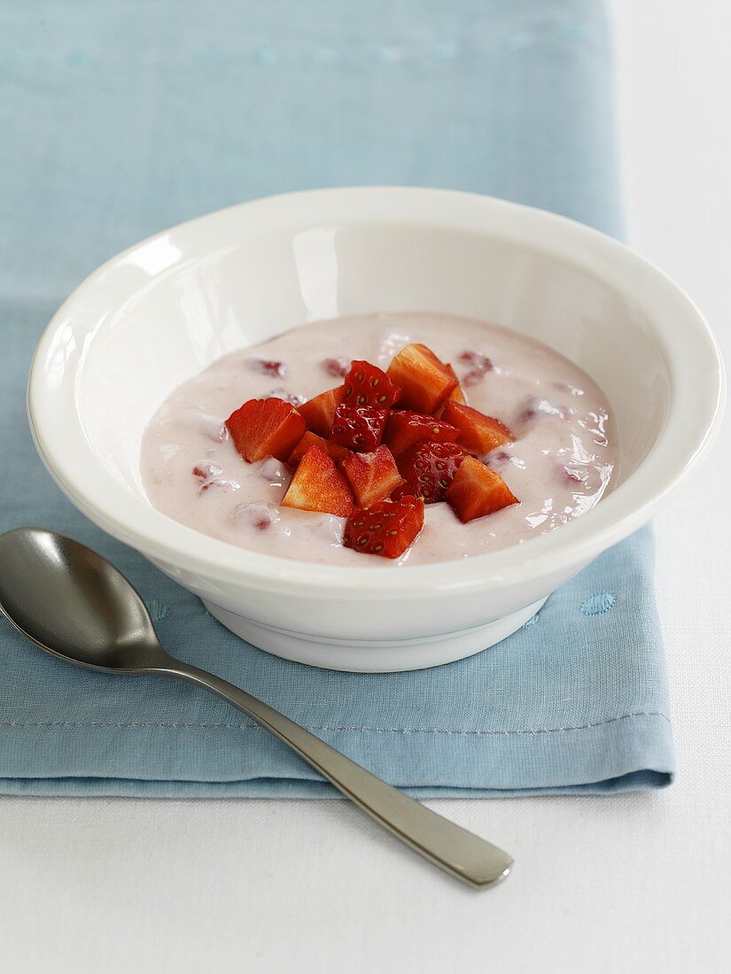 Joghurt muesli with strawberries