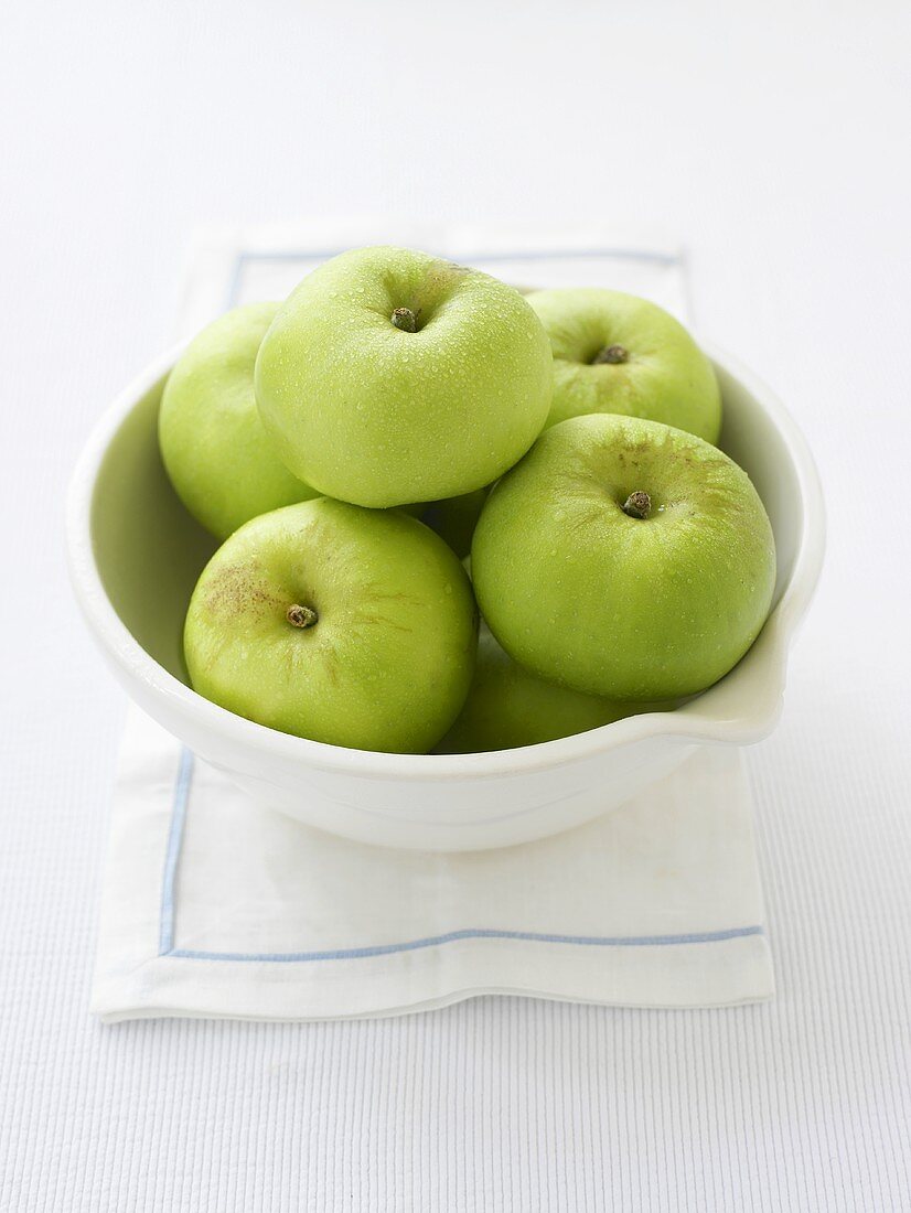 Baking apples in a bowl