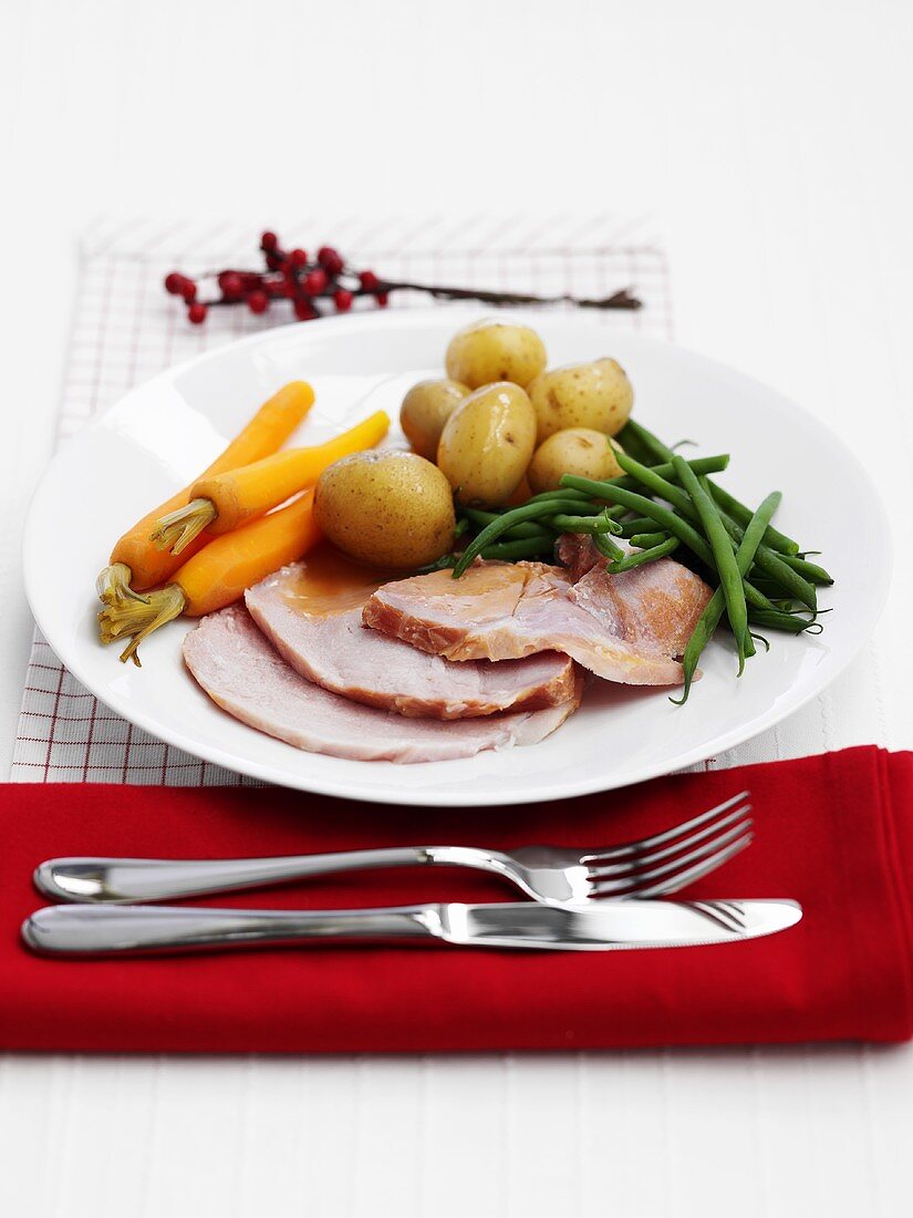 Roast ham with potatoes, carrots and green beans