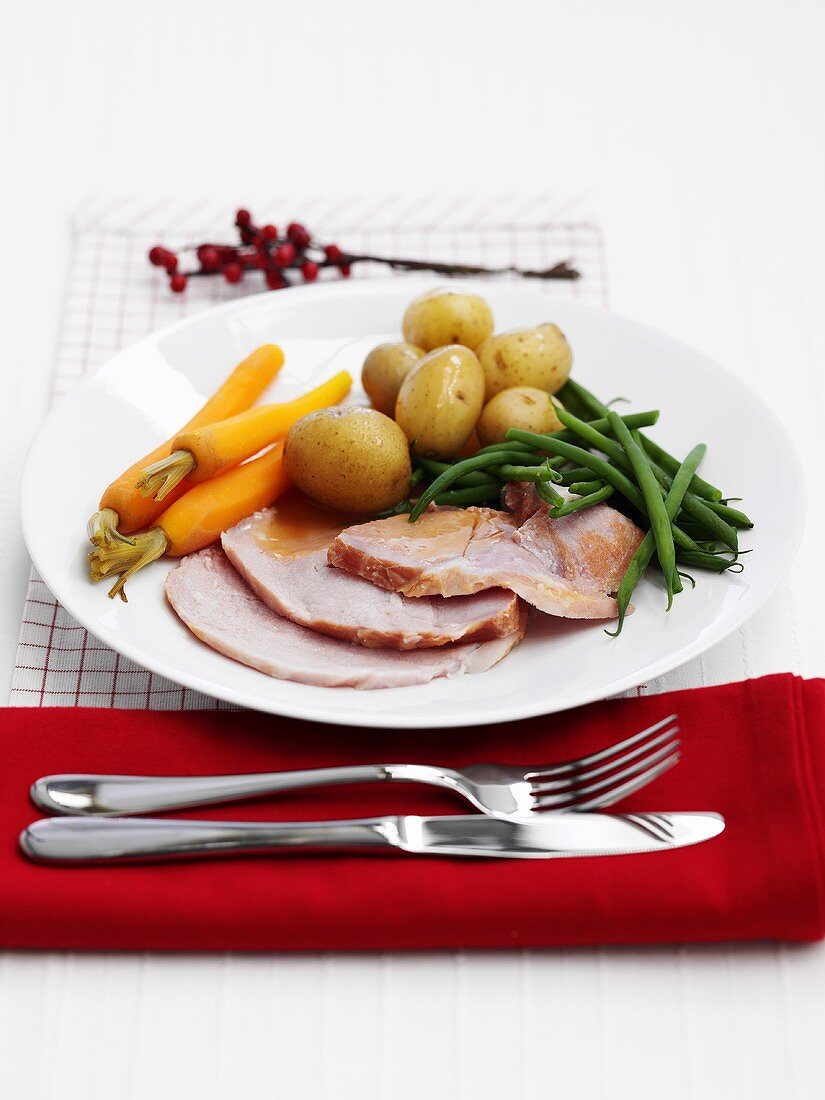 Schinkenbraten mit Kartoffeln, Möhren und Grünen Bohnen