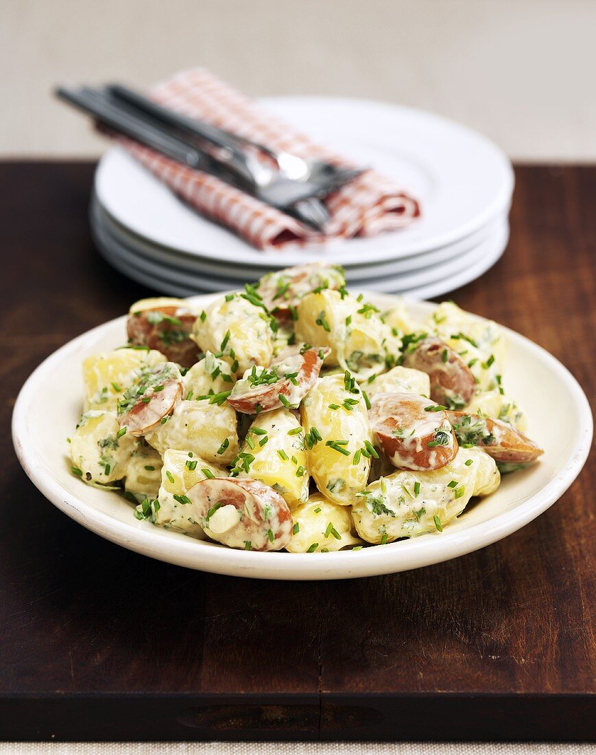 Wurstsalat mit Mayonnaise und Schnittlauch