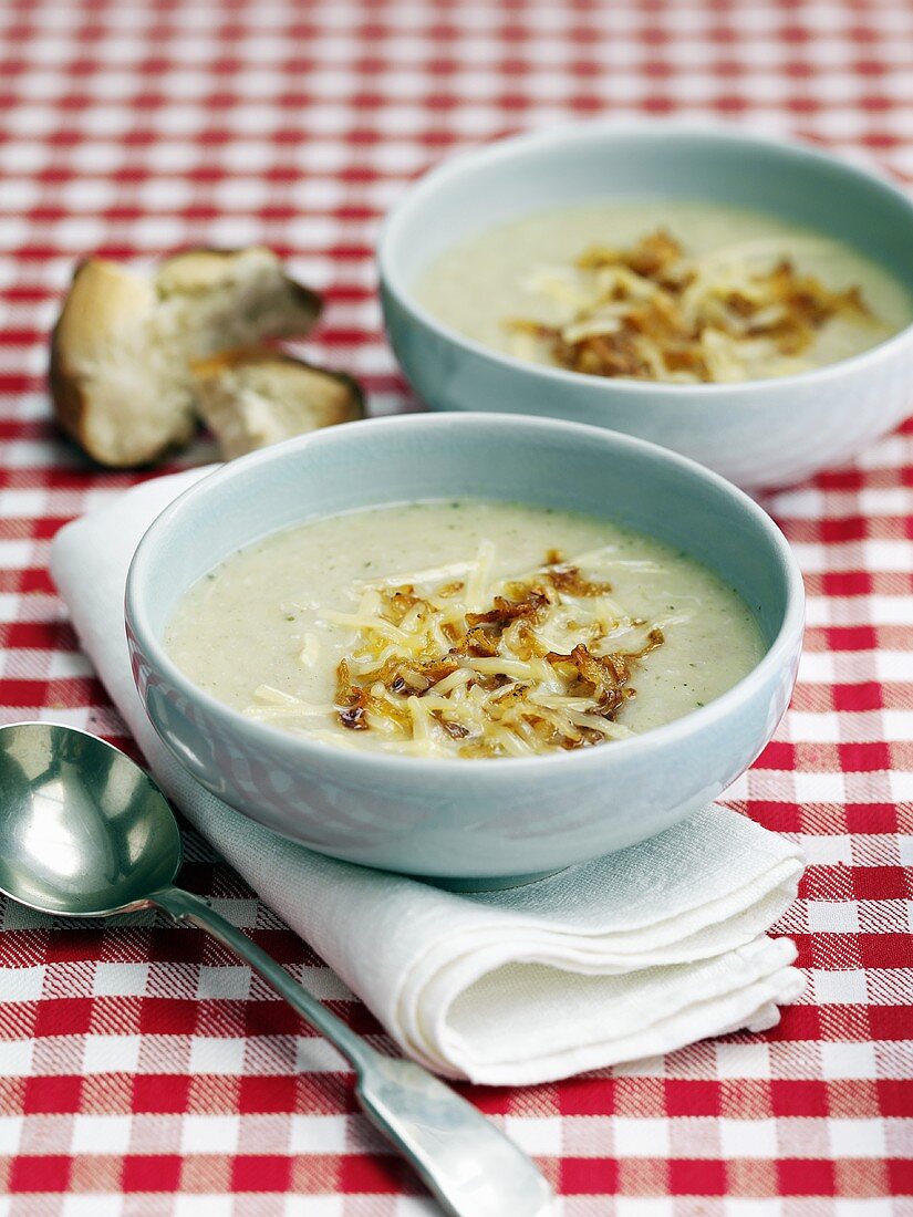Cheese flour soup with roast onions