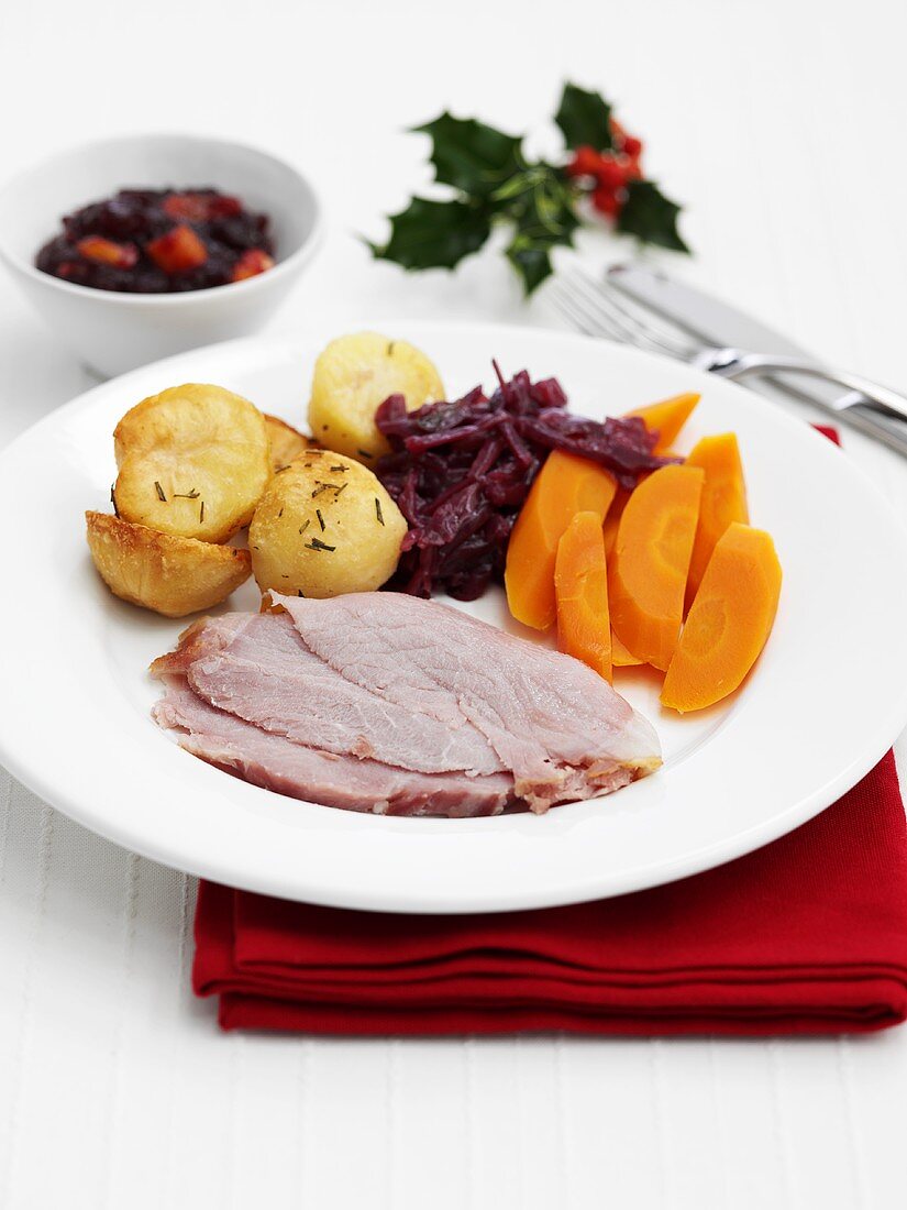 Roast ham with roast potatoes, carrots and red cabbage (Christmas)