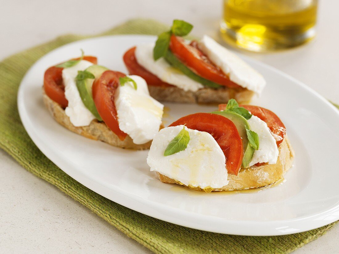 Bruschetta mit Tomaten, Mozzarella und Basilikum