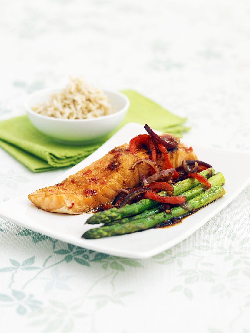 Salmon filet with green asparagus