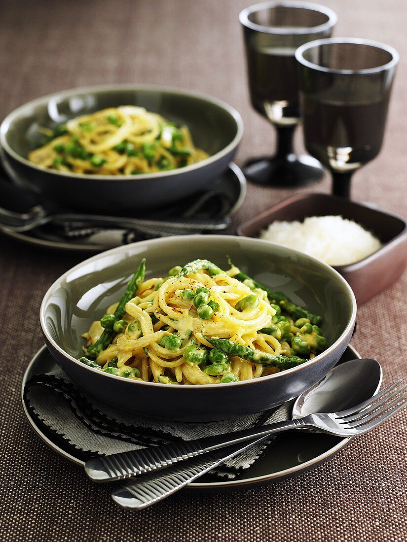 Spaghetti with peas and green asparagus