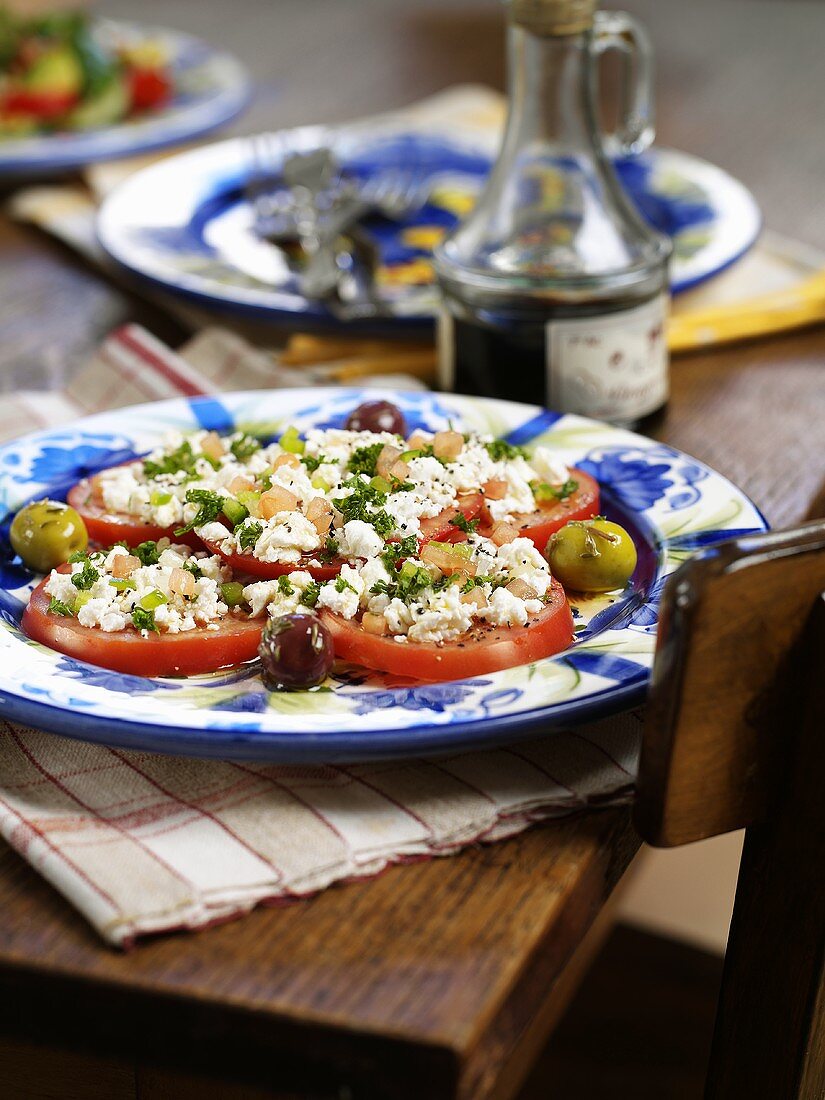 Tomatensalat mit Ziegenkäse und Oliven