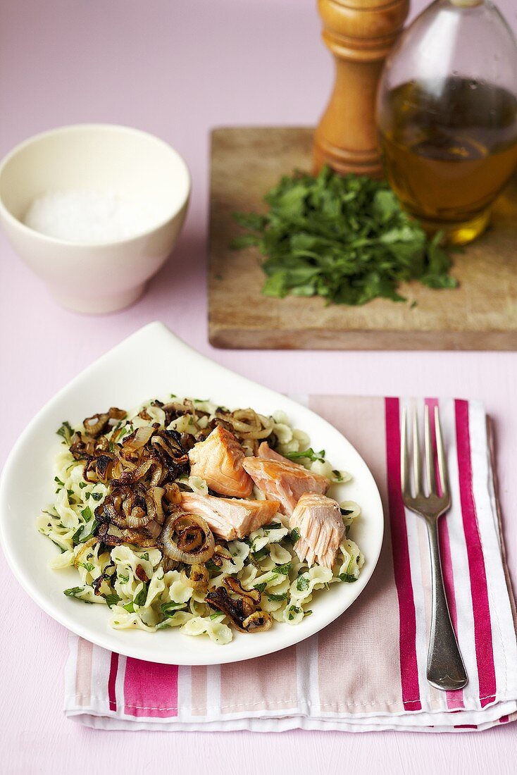 Pasta with salmon, onions and herbs