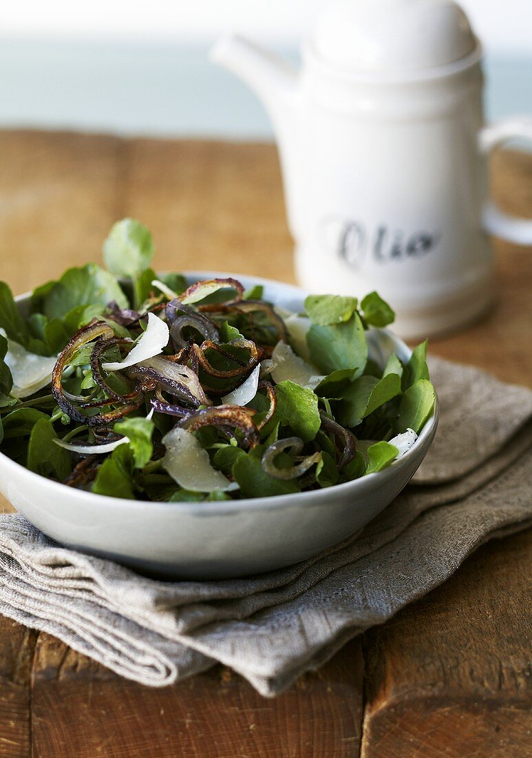 Brunnenkresse-Salat mit gerösteten, roten Zwiebeln