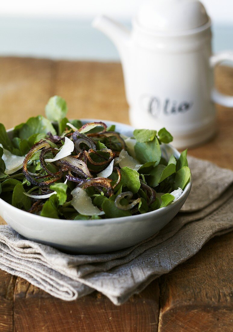Watercress salat with fried red onions