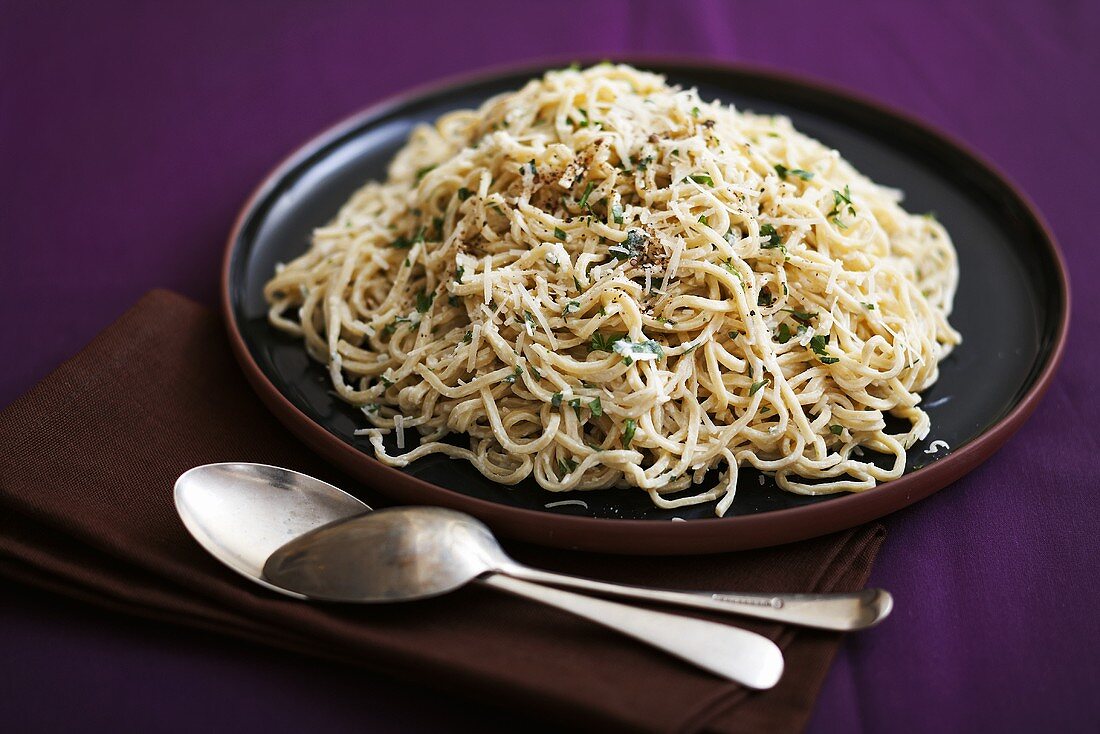 Pasta mit Käse-Petersilien-Sauce