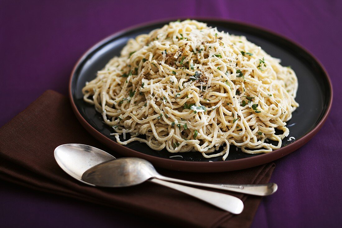 Pasta with cheese and parsley sauce