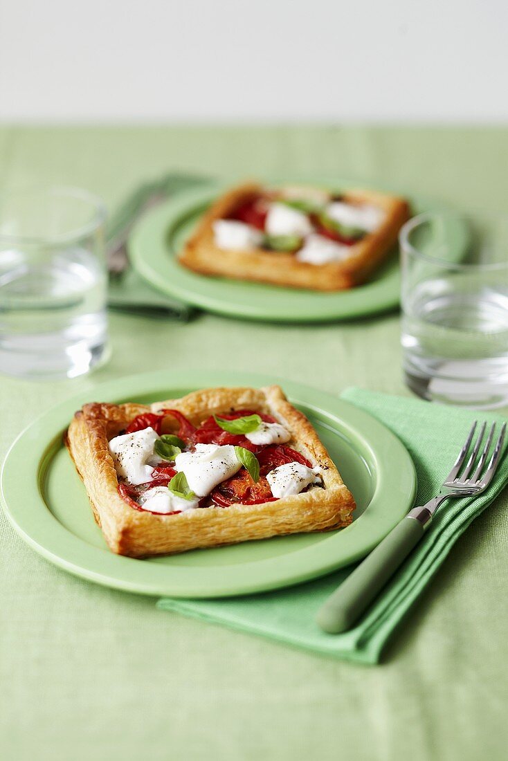 Puff pastry tarts with tomatoes, mozzarella and basil