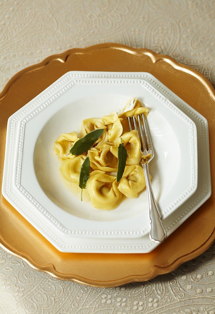 Tortellini alla salvia (Teigtäschchen mit Salbeibutter)