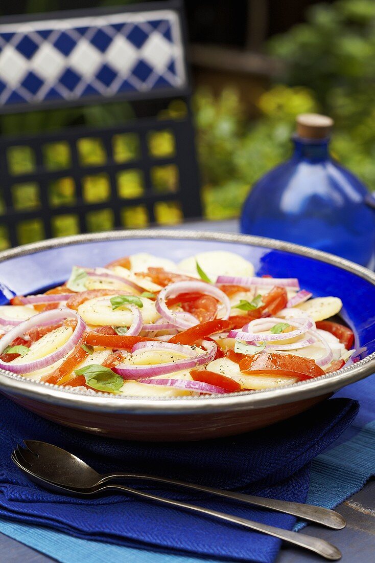 Kartoffelsalat mit Zwiebeln und Tomaten