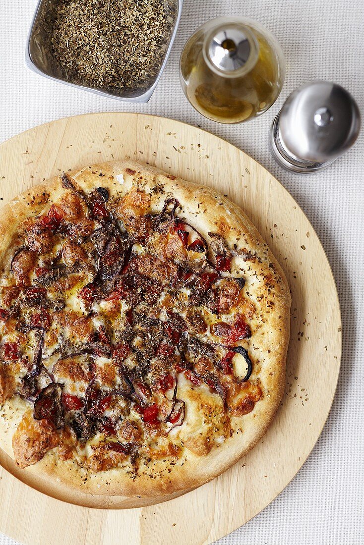 Pizza with red onions, anchovies and oregano