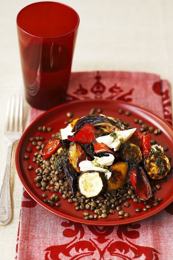 Gebratenes Gemüse mit Linsen und Mozzarella