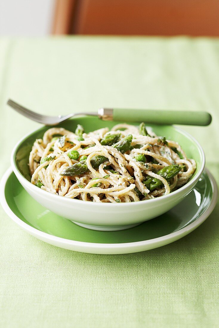 Spelt spaghetti with green asparagus, peas and mint