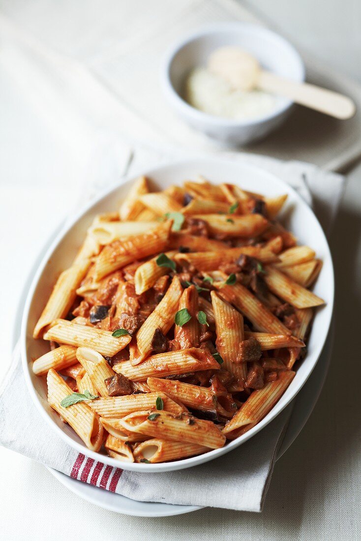 Penne mit Aubergine, Tomate und Speck