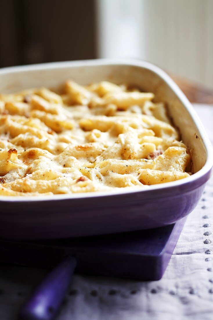Pasta bake with ham and cheese