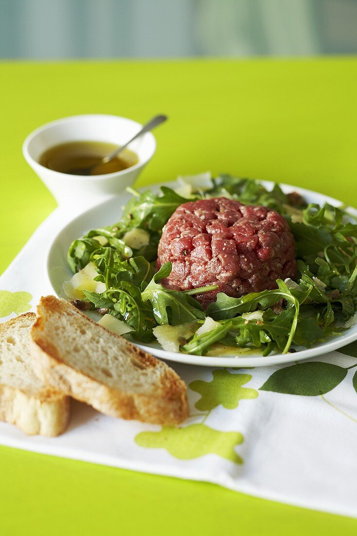 Beef tartare with rocket and baguette