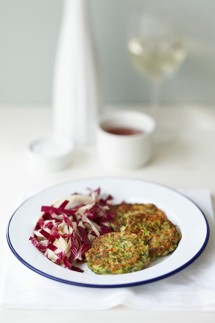 Zucchini-Puffer mit Radicchio