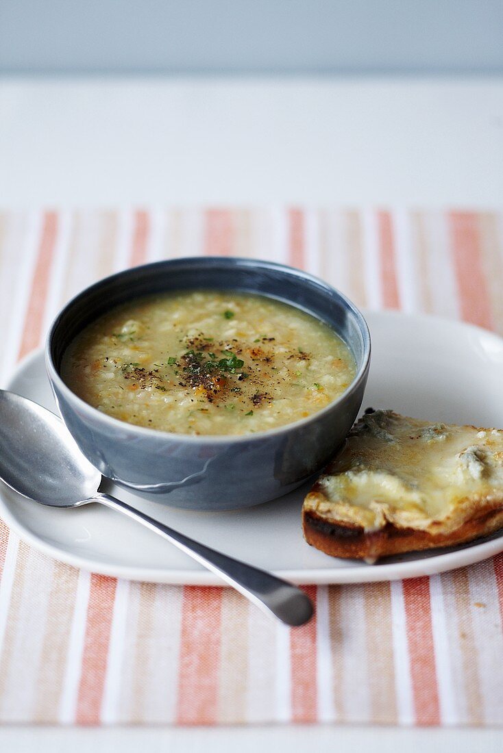 Selleriesuppe mit gratiniertem Käsebrot