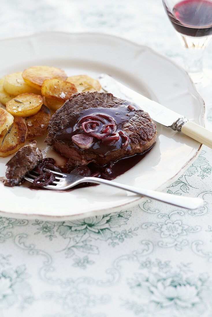 Fillet steak with Barolo sauce and fried potatoes