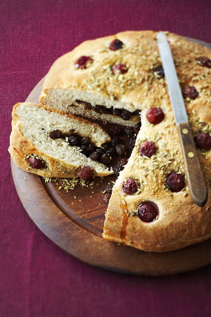 Yeast cake with aniseed and cherries