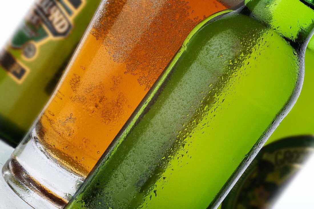 Biersorten in der Flasche und im Glas