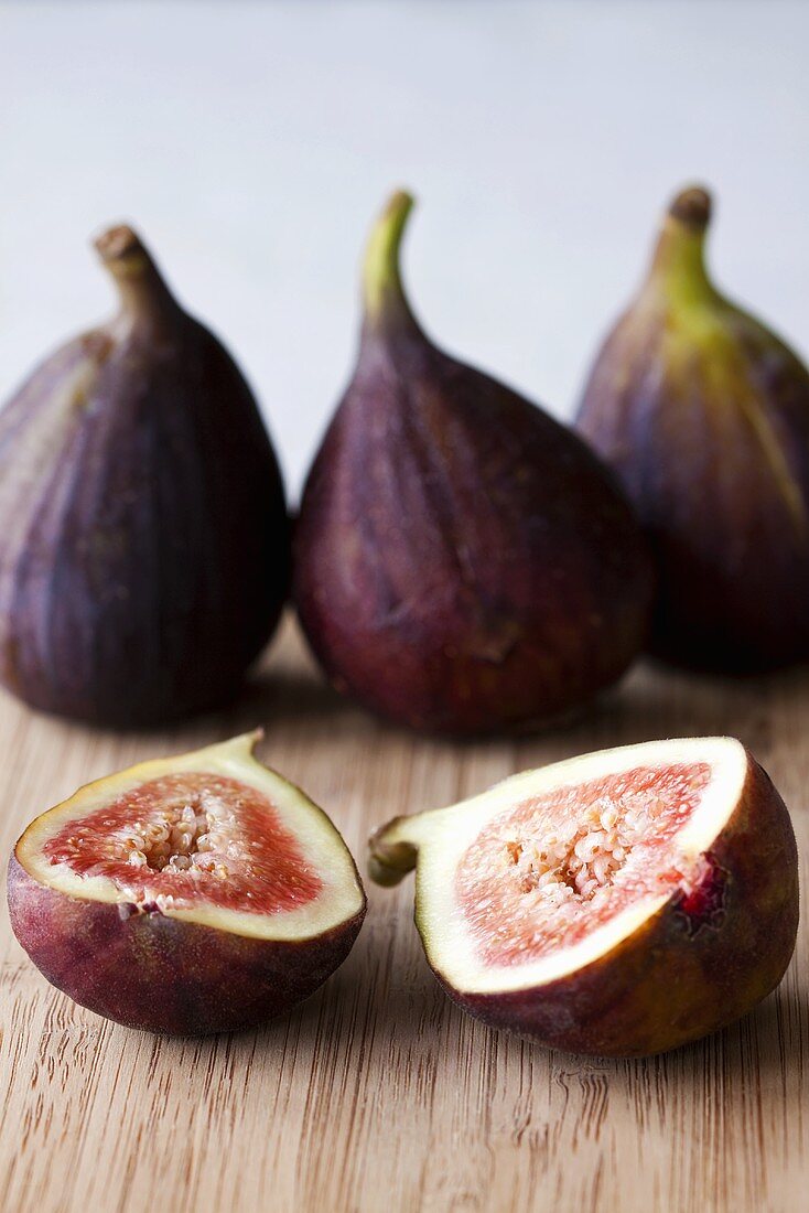 Fresh figs, whole and halved