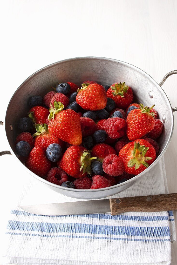 Frische Beeren im Küchensieb