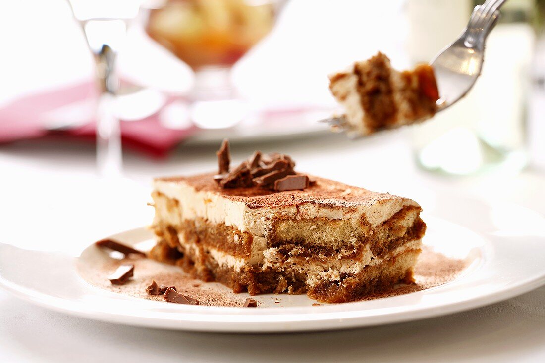 Tiramisu auf Teller und Gabel