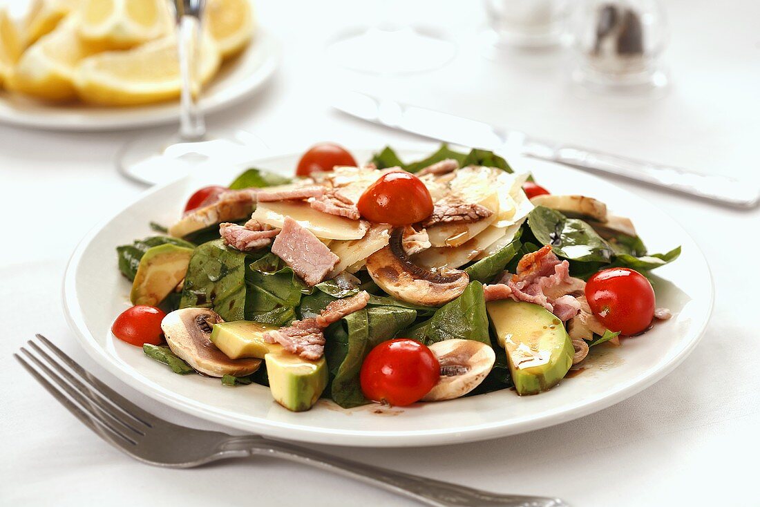 Spinach salad with ham, avocado and cherry tomatoes