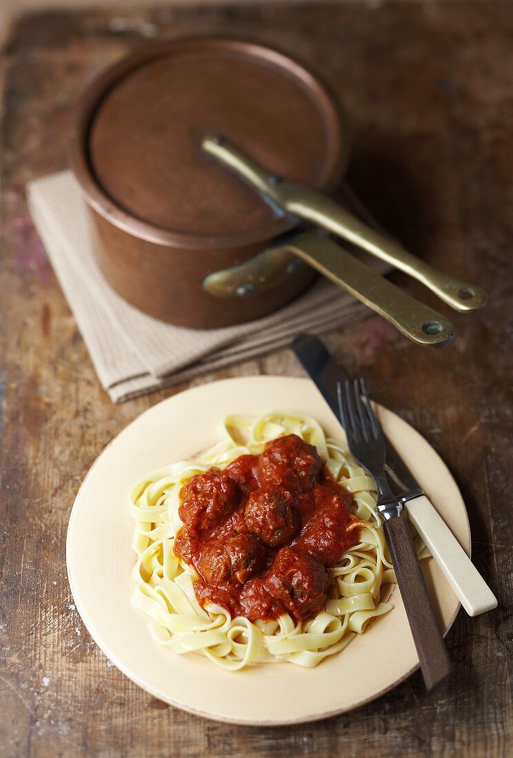 Tagliatelle mit Hackbällchen und Tomatensauce