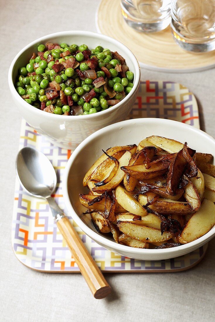 Potato wedges and peas with bacon