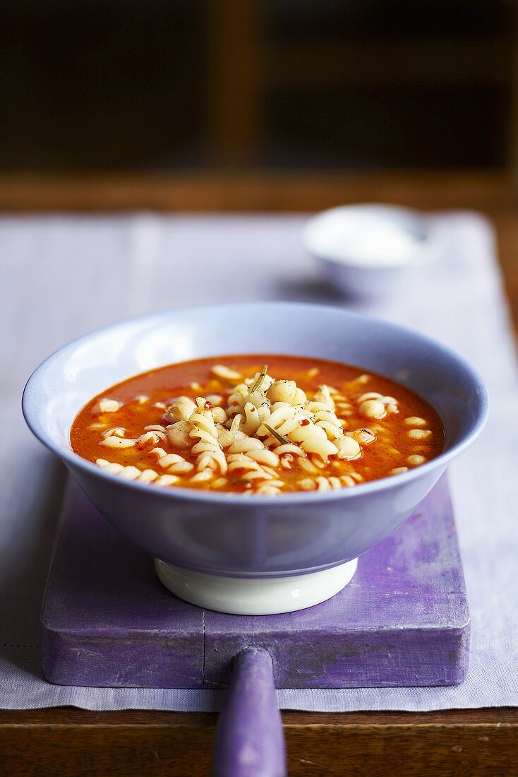 Tomato soup with fusilli and chick-peas