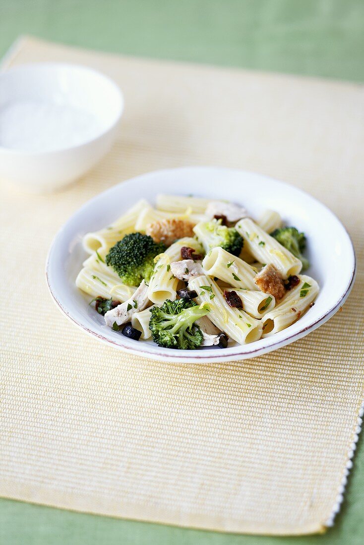 Pasta with chicken, broccoli and dried tomatoes