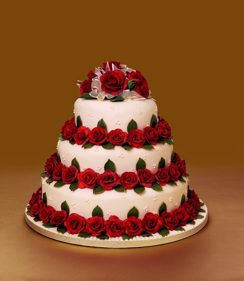 Dreistöckige Hochzeitstorte mit Rosenblüten