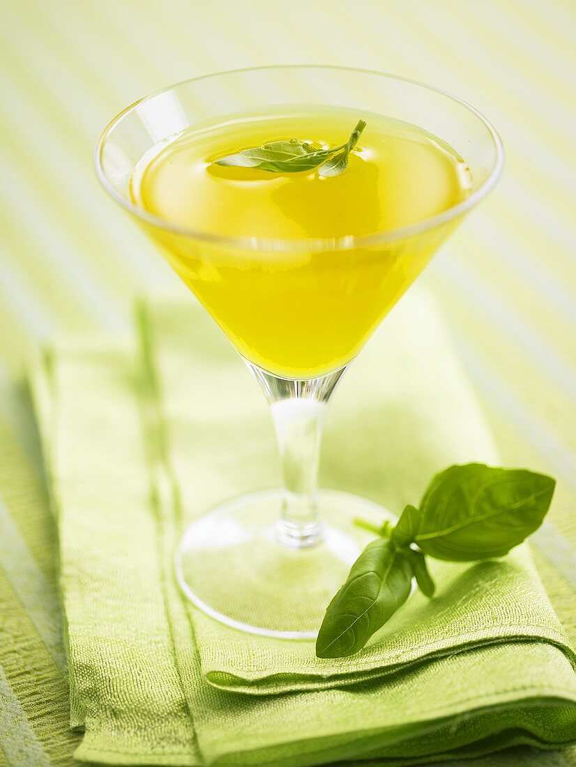 Mango-Martini mit Basilikum