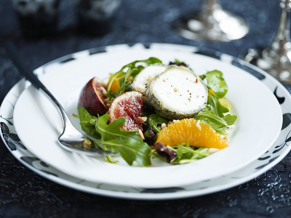 Rucolasalat mit Ziegenkäse, Feige und Orange