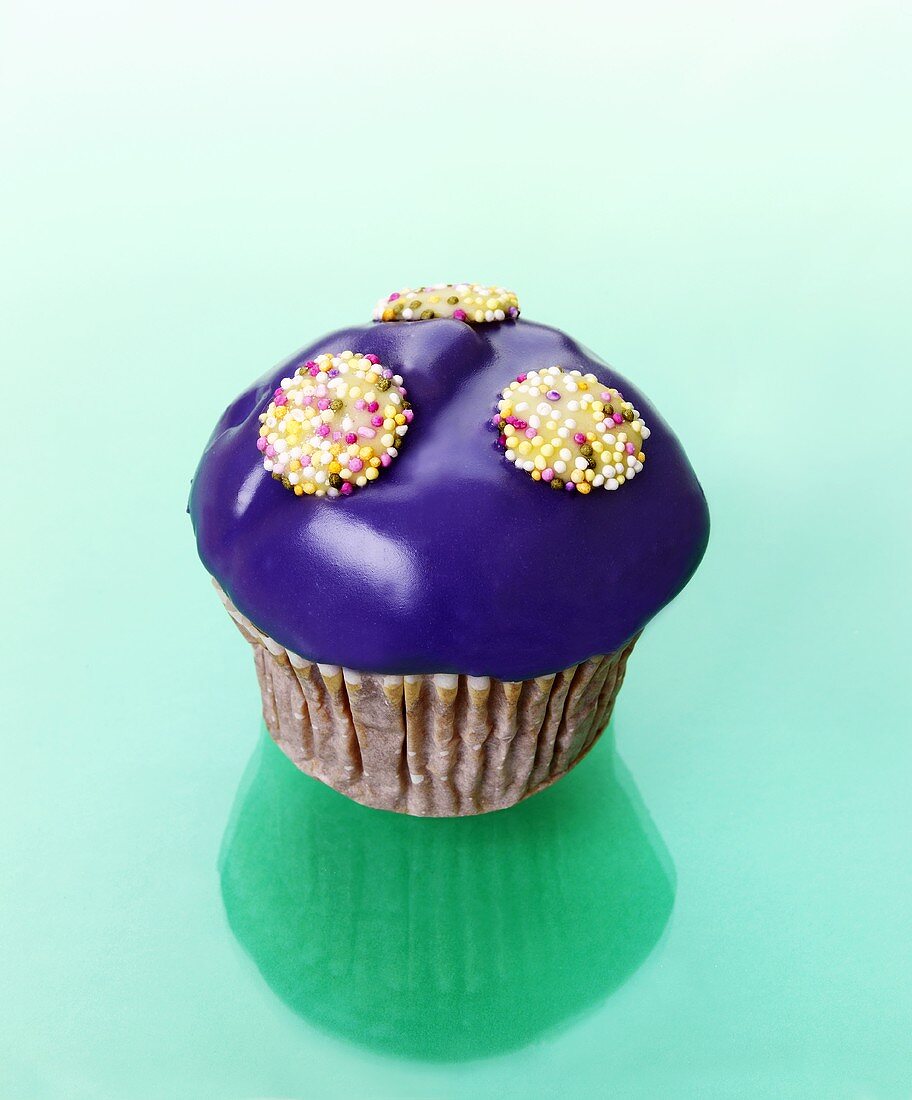 Muffin mit lila Zuckerguss