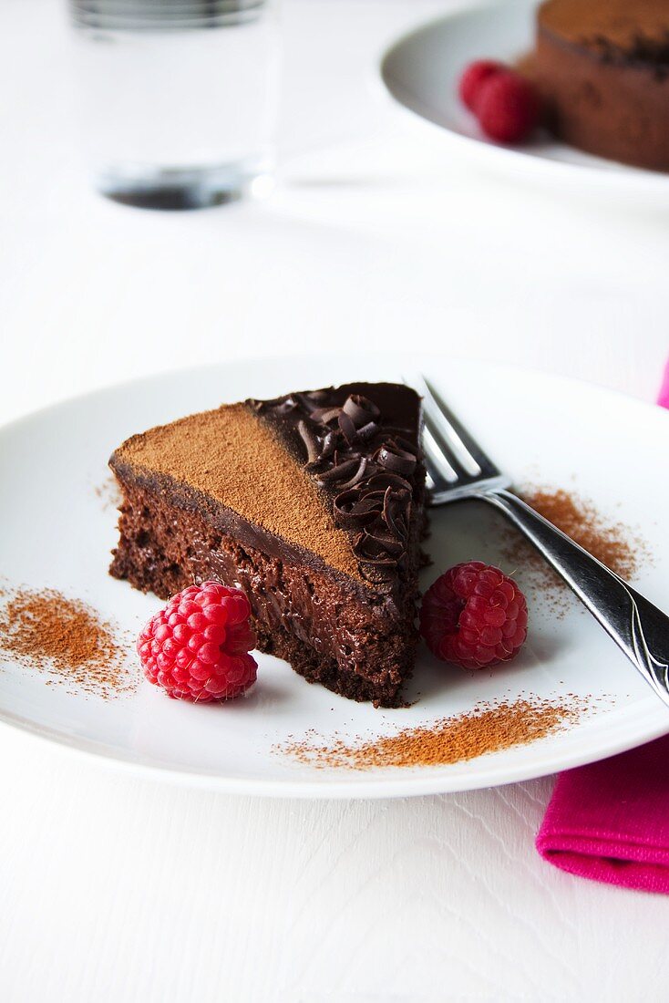 Ein Stück Schokoladenkuchen mit frischen Himbeeren