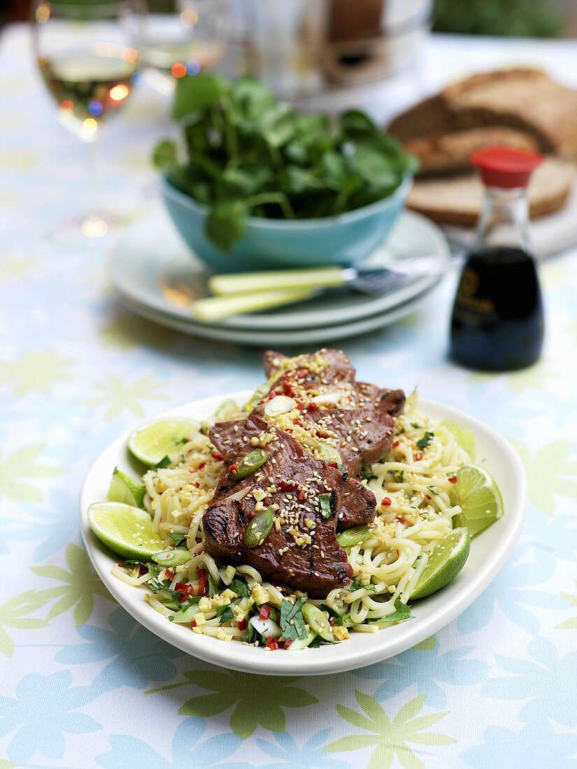 Gegrillte Thunfischsteaks auf Nudeln