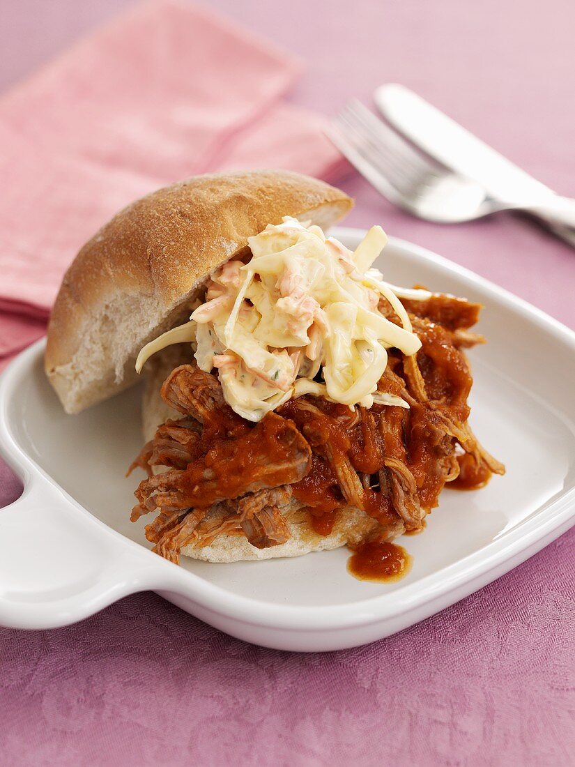 Pulled Pork Sandwich mit Krautsalat