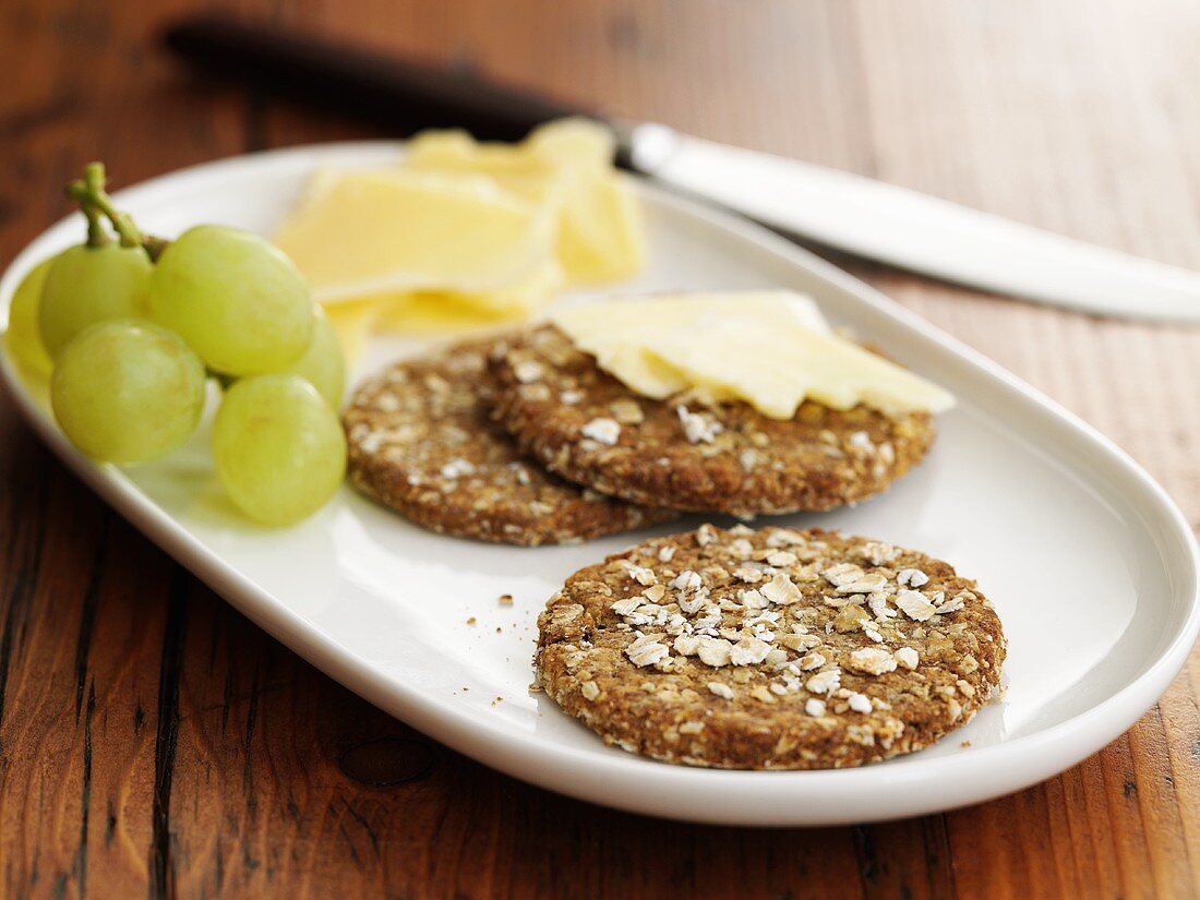 Oatcakes with cheese and grapes