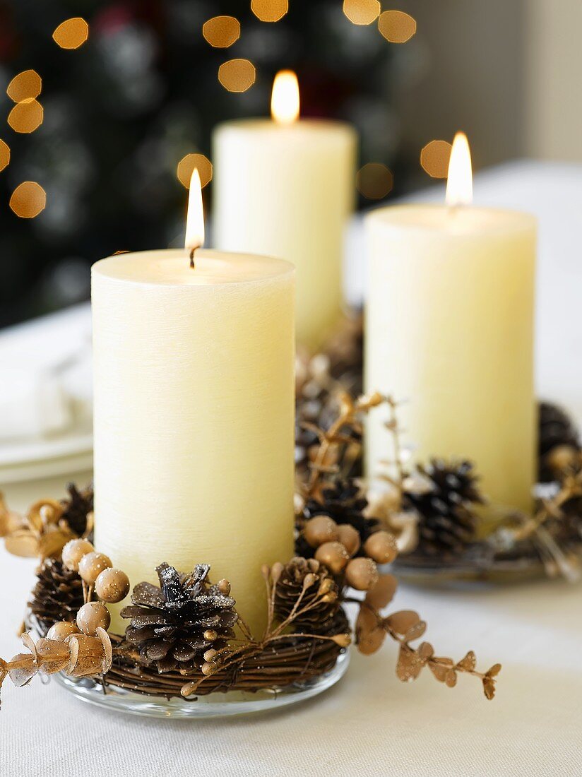 Brennende Kerzen mit Weihnachtsdeko