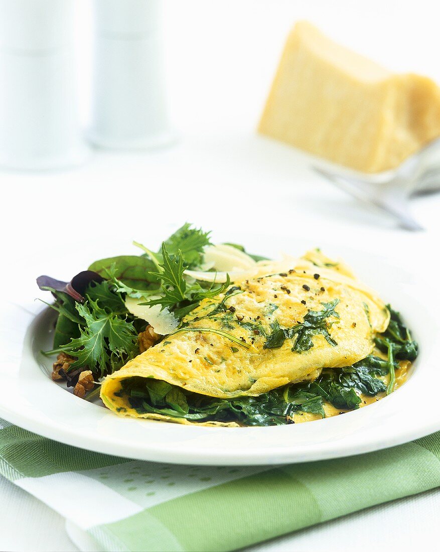 Omelett mit Rucola, Blattsalat und Parmesan