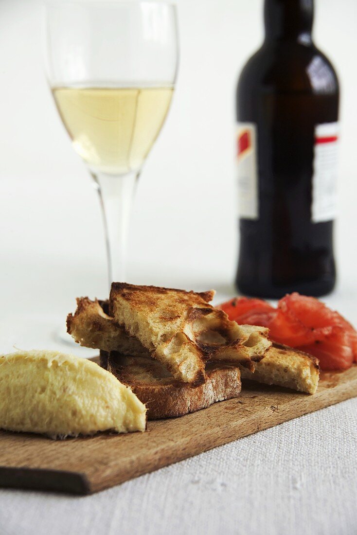 Toast, Kabeljaucreme und Wein (Spanien)