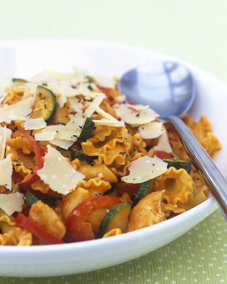 Nudeln mit Zucchini, Tomaten und Parmesan